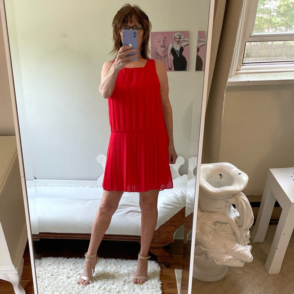 RED SLEEVELESS PLEATED DRESS ZIPPER OVERSIZED GOLD EYE HOOK CLOSURE TIERED LINED